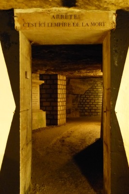 Catacombes Paris portique Arrête c'est ici l'empire de la mort